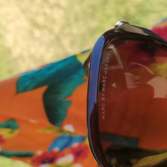 💥💥SOLD💥💥MARK JACOBS SUNGLASSES - Picture 5 of 7